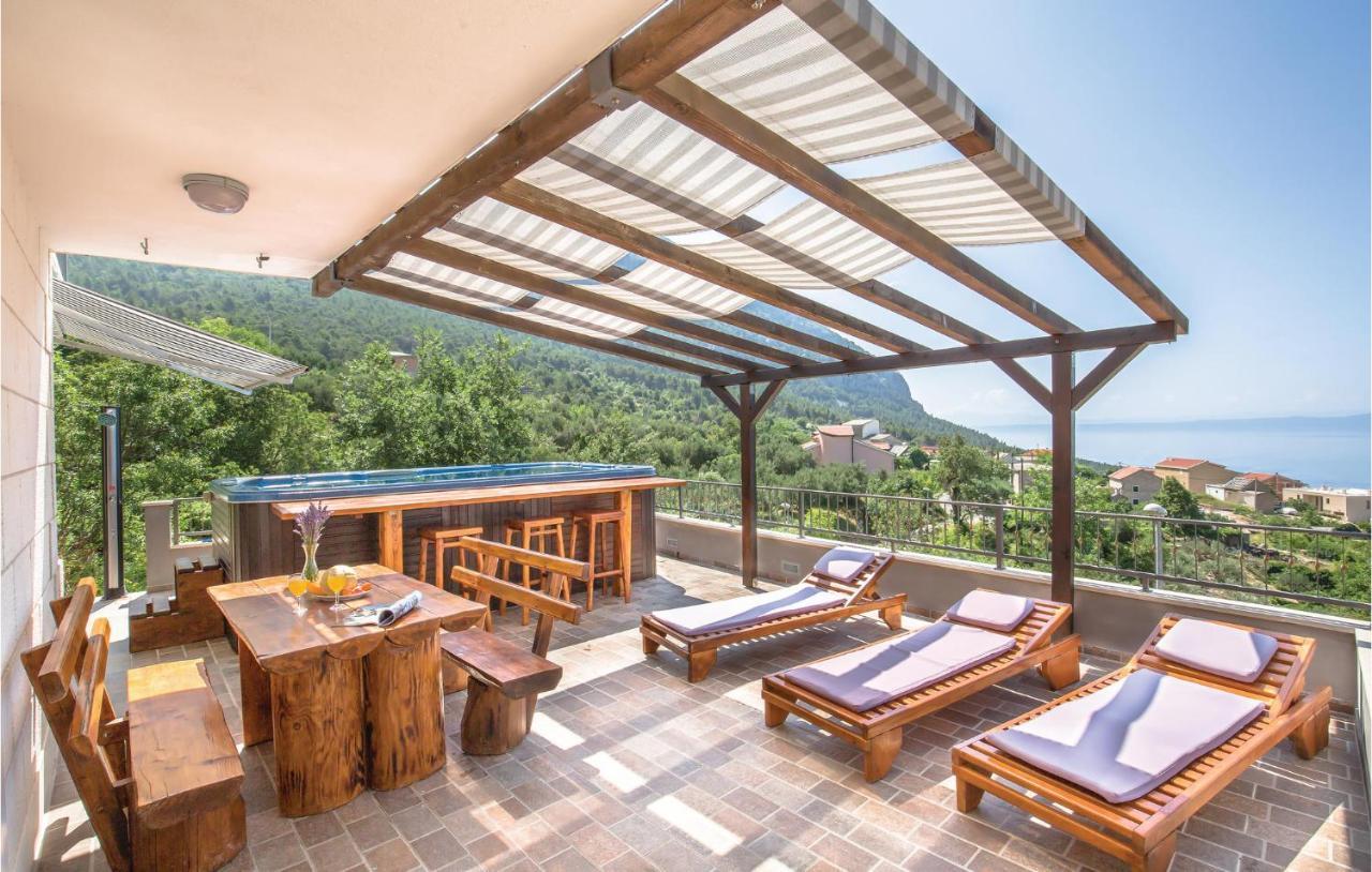 2 Bedroom Beautiful Apartment In Makarska Exterior photo