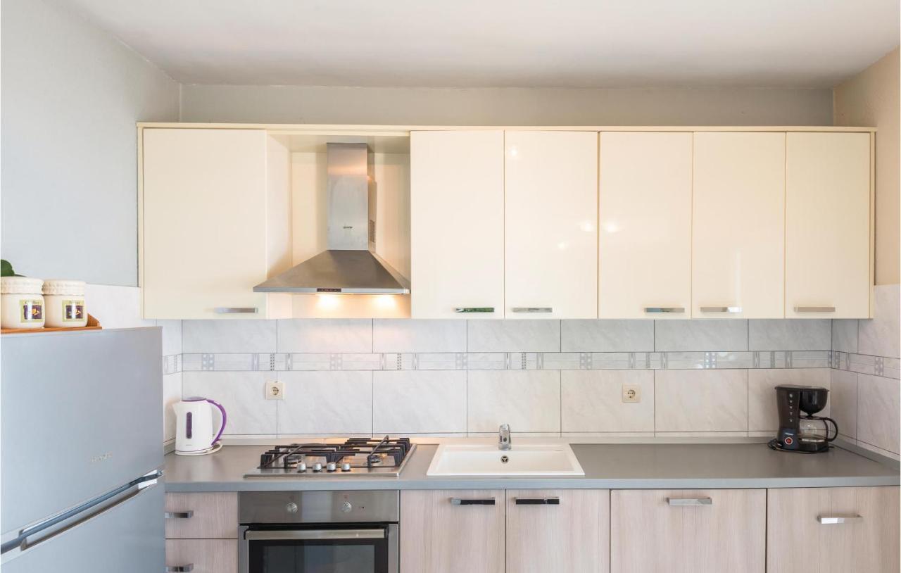 2 Bedroom Beautiful Apartment In Makarska Exterior photo