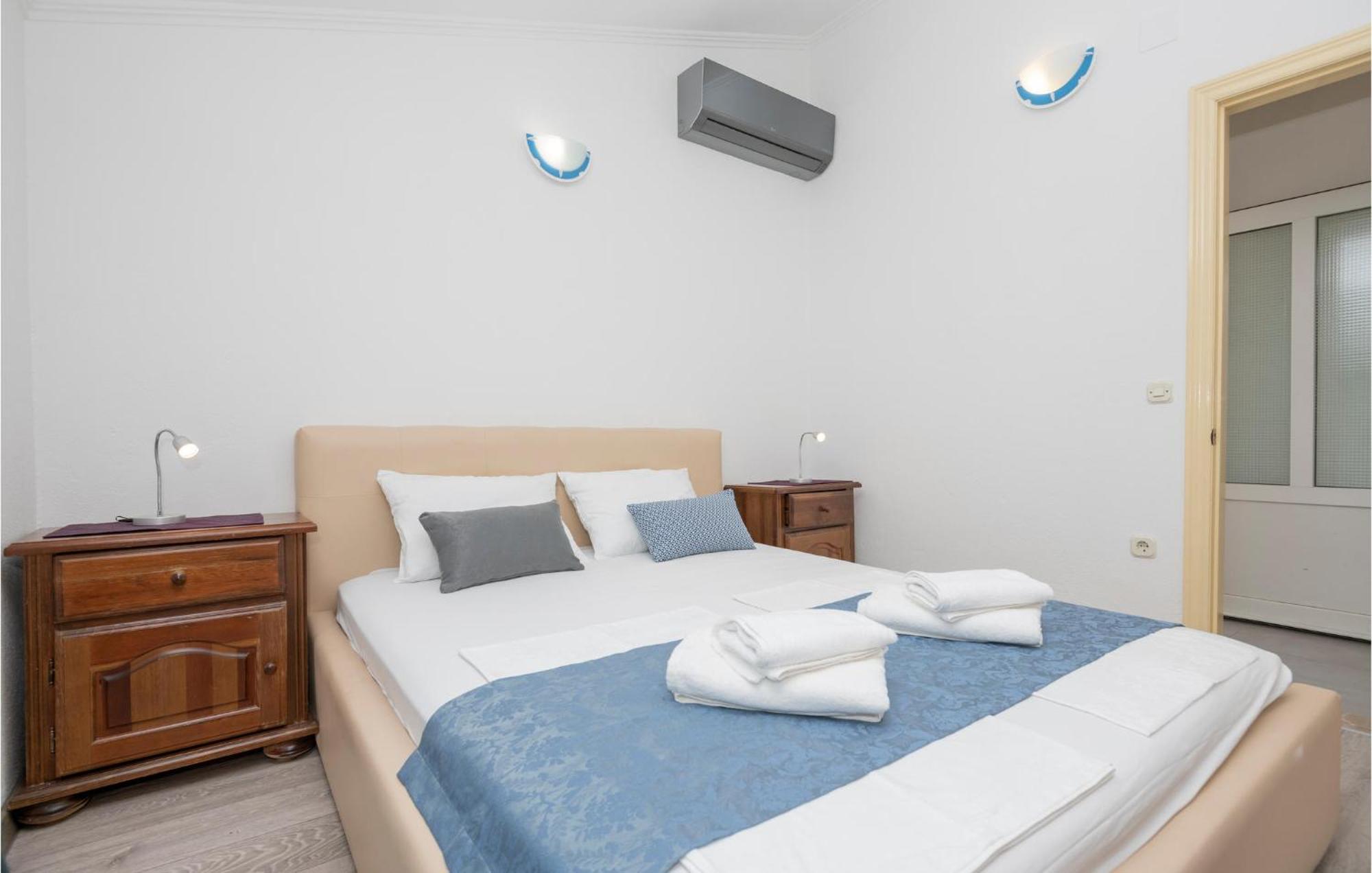2 Bedroom Beautiful Apartment In Makarska Exterior photo