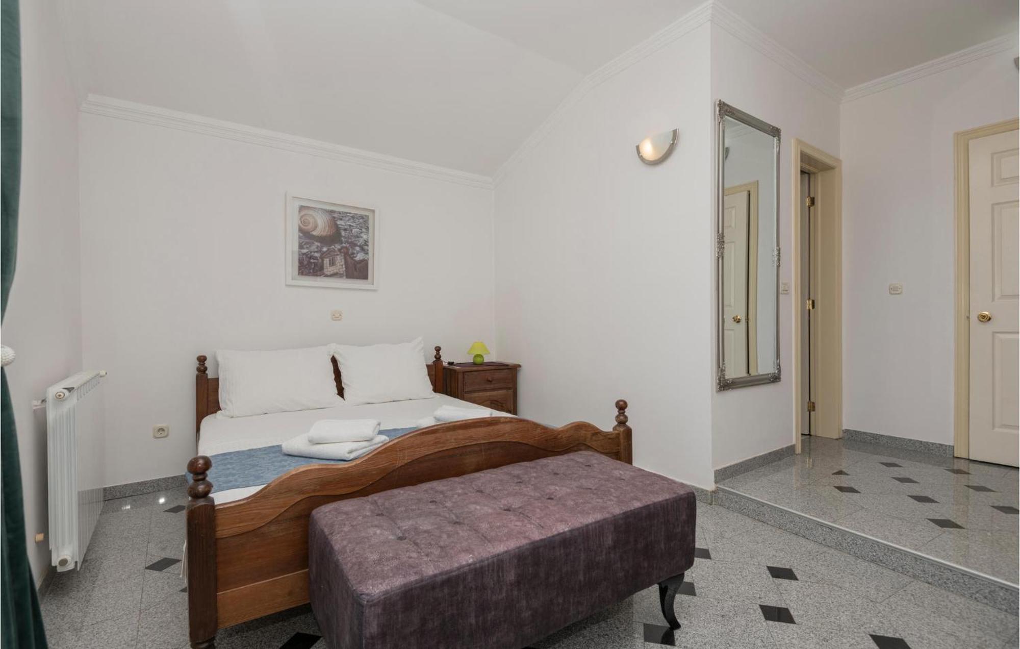 2 Bedroom Beautiful Apartment In Makarska Exterior photo