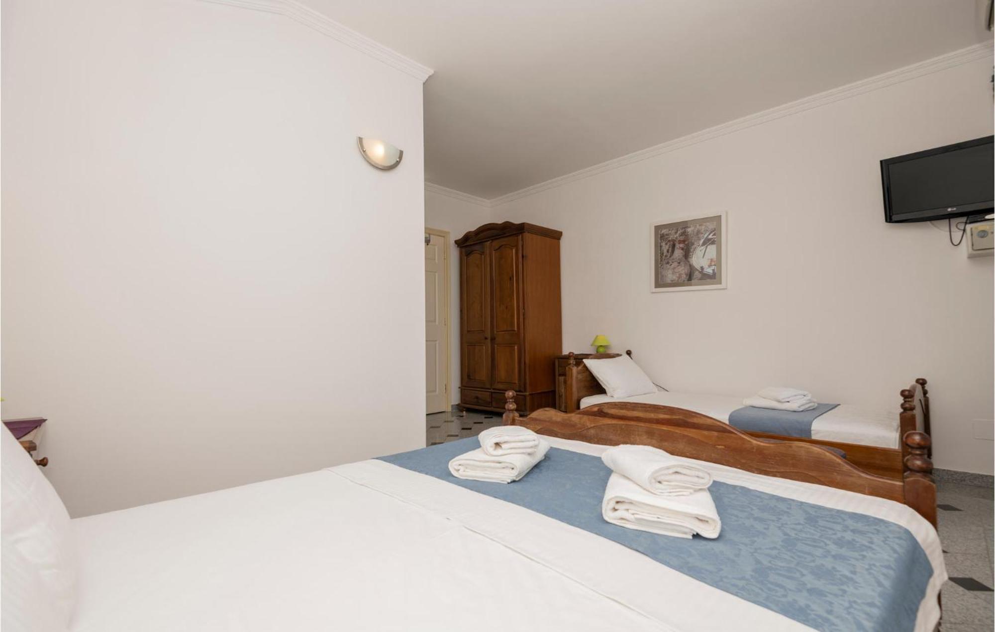 2 Bedroom Beautiful Apartment In Makarska Exterior photo