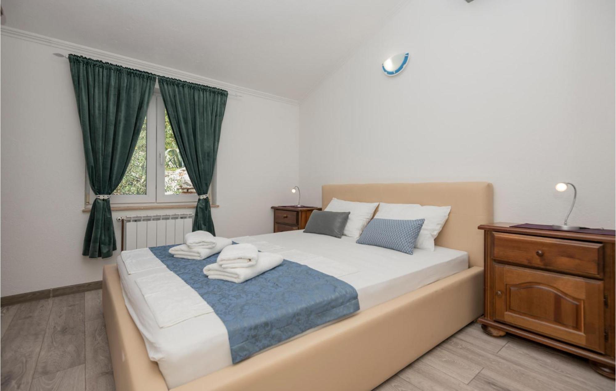 2 Bedroom Beautiful Apartment In Makarska Exterior photo