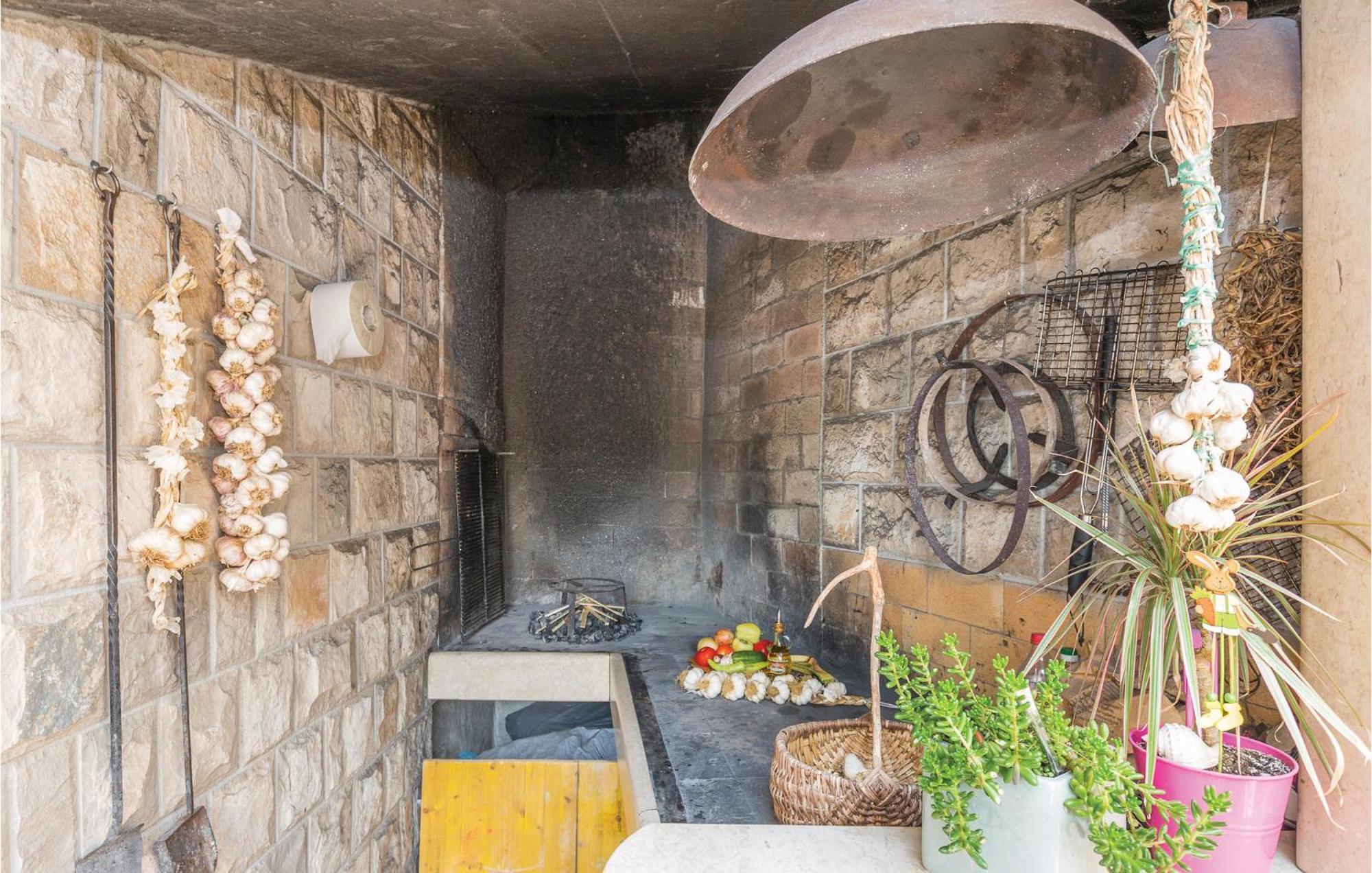2 Bedroom Beautiful Apartment In Makarska Exterior photo