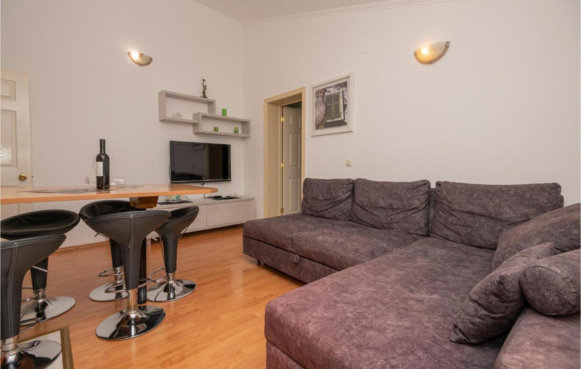 2 Bedroom Beautiful Apartment In Makarska Exterior photo