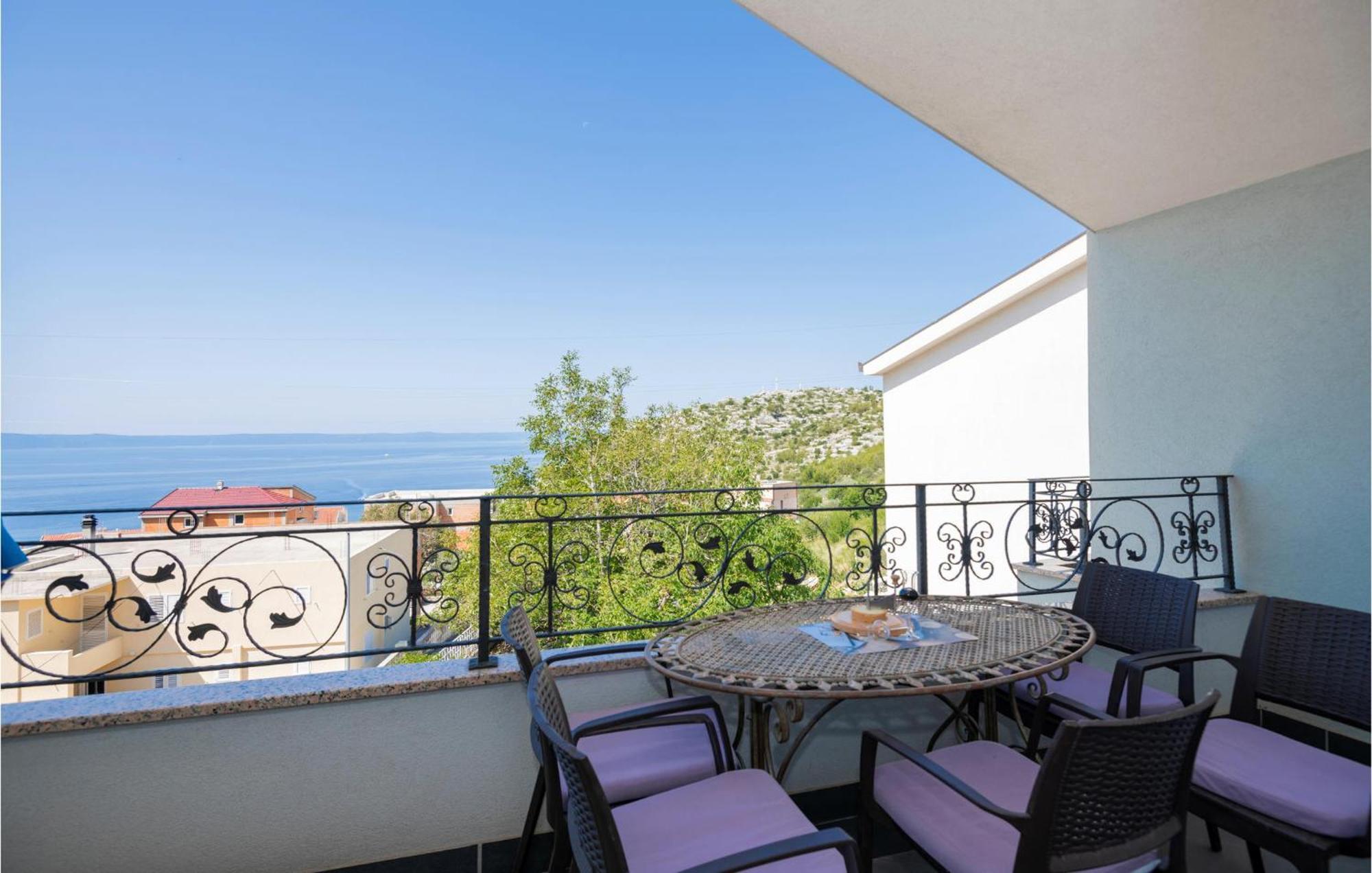 2 Bedroom Beautiful Apartment In Makarska Exterior photo