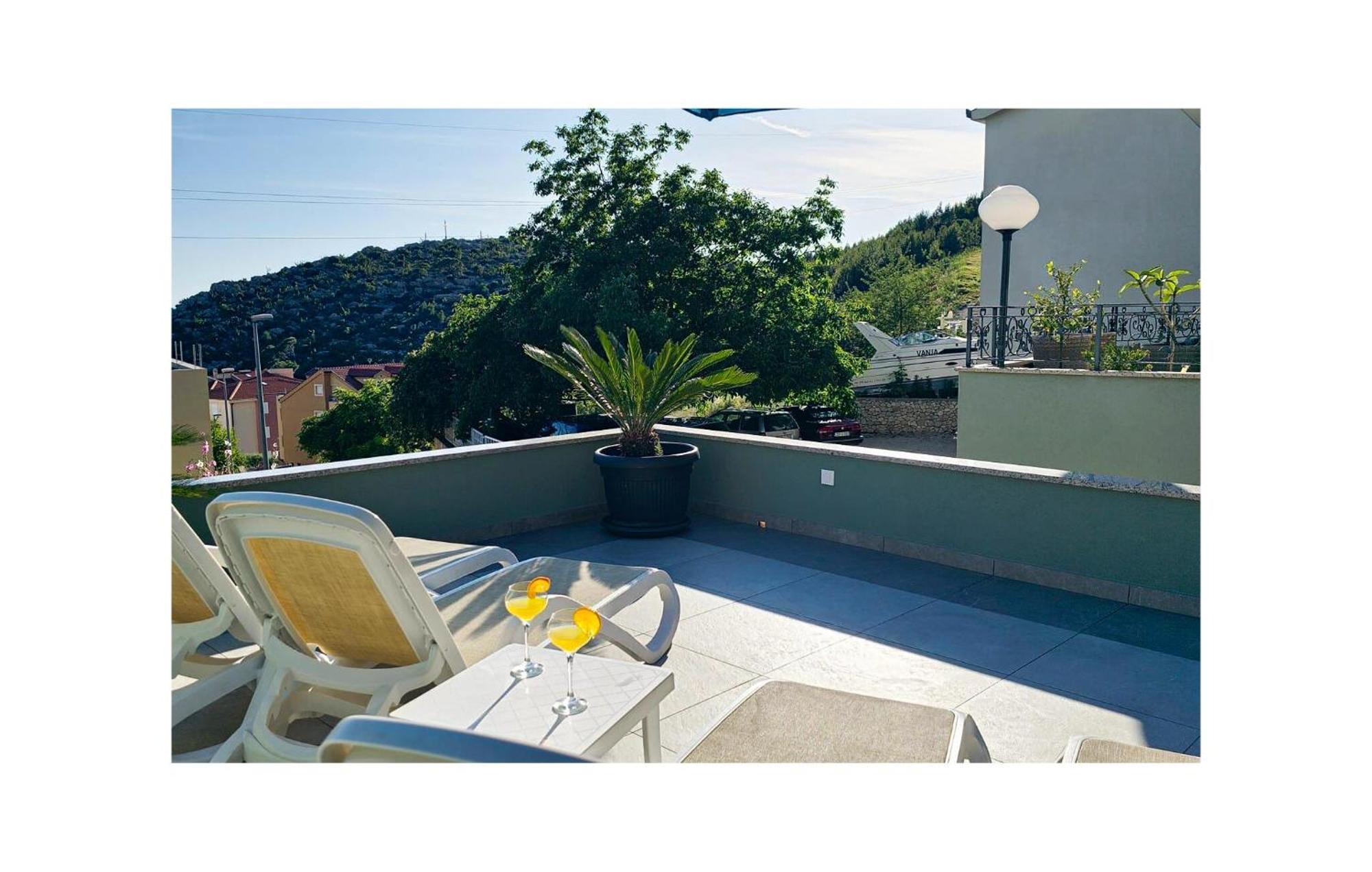 2 Bedroom Beautiful Apartment In Makarska Exterior photo