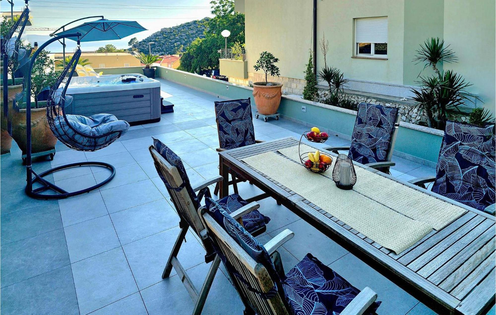 2 Bedroom Beautiful Apartment In Makarska Exterior photo