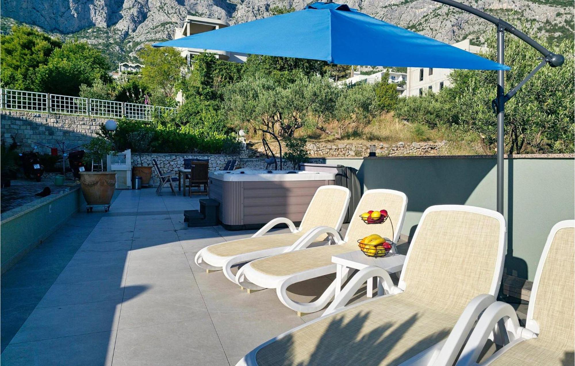 2 Bedroom Beautiful Apartment In Makarska Exterior photo